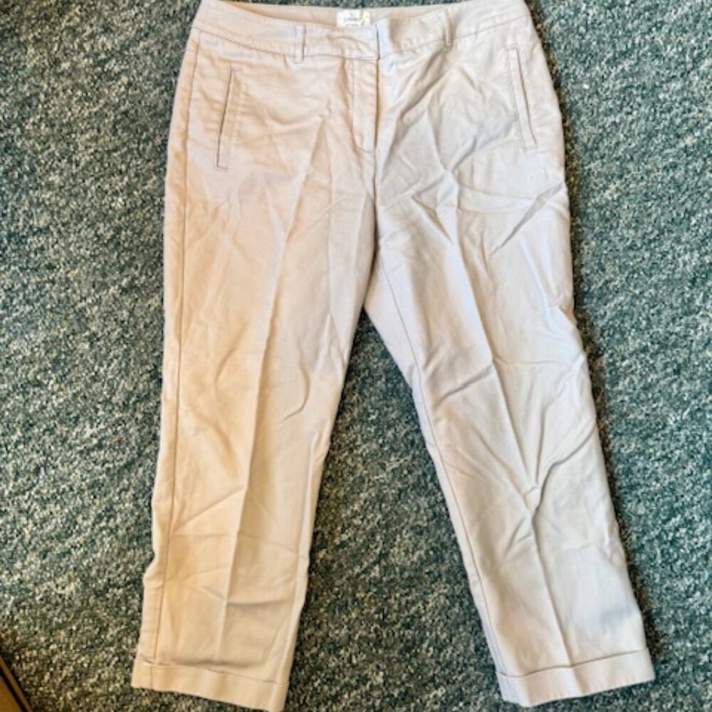 New! Chico's So Slimming Crop Khaki pants, size 0.5 (US 6)